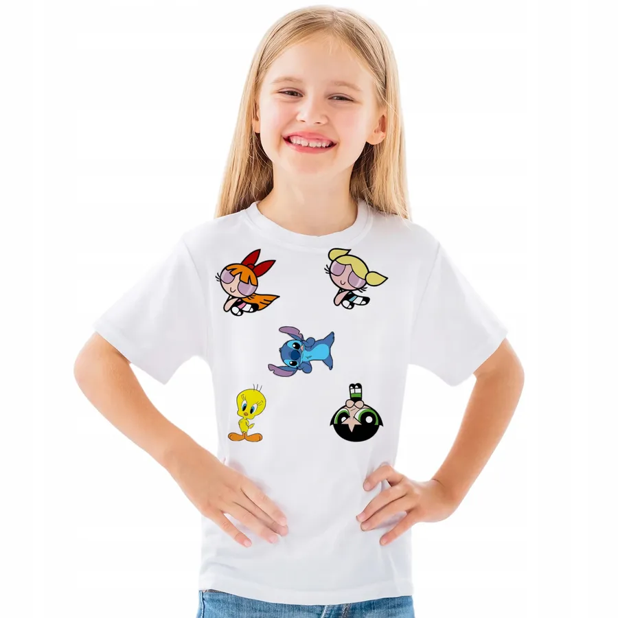 Niña con camiseta de caricaturas