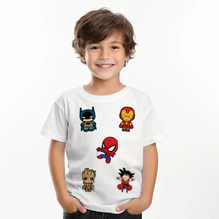 Niño con camiseta de superhéroes